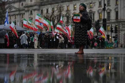 "Ми маємо бути їхнім світлом прямо зараз" — протести в Ірані очима світу