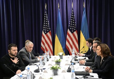 Президент України Володимир Зеленський (ліворуч), і віцепрезидентка США Камала Гарріс (праворуч) на Мюнхенській конференції з безпеки, Німеччина, 17 лютого 2024 року Президент України Володимир Зеленський (ліворуч), і віцепрезидентка США Камала Гарріс (праворуч) на Мюнхенській конференції з безпеки, Німеччина, 17 лютого 2024 року