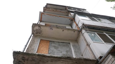 «Ми живемо де попало»: мешканці будинку в Миколаєві понад рік чекають на компенсації після вибуху газу