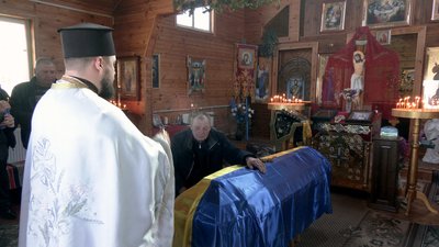 "Сподівалися, що він у полоні": у Городні на Чернігівщині попрощалися з прикордонником Сергієм Луговським "Сподівалися, що він у полоні": у Городні на Чернігівщині попрощалися з прикордонником Сергієм Луговським