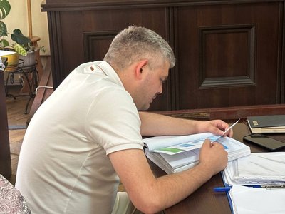 Прокурор Дмитро Петльований зачитує докази Прокурор Дмитро Петльований зачитує докази