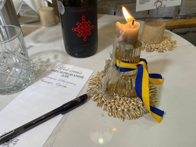 "Стіл для найсміливіших серед нас". Заклади у Чернівцях долучилися до ініціативи "Стіл пам'яті" "Стіл для найсміливіших серед нас". Заклади у Чернівцях долучилися до ініціативи "Стіл пам'яті"