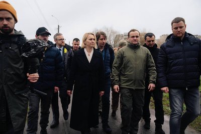 "Життя перемогло руйнування": у Бородянці відкрили скульптуру "Дівчинка під сонцем" "Життя перемогло руйнування": у Бородянці відкрили скульптуру "Дівчинка під сонцем"