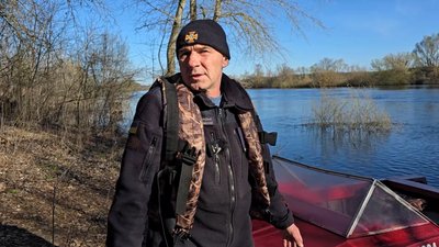 "Хто – вбрід, хто – човном": як жителі Новгород-Сіверщини, де підтопило мости, переправляються через 2 річки, що злились "Хто – вбрід, хто – човном": як жителі Новгород-Сіверщини, де підтопило мости, переправляються через 2 річки, що злились