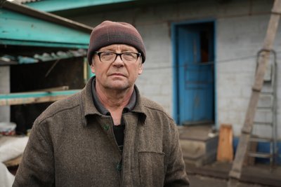 Працюють, тримають господарства і виїжджати не планують. Як живуть у Новопавлівці в 15 км від лінії фронту Працюють, тримають господарства і виїжджати не планують. Як живуть у Новопавлівці в 15 км від лінії фронту