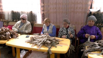 "Тут я відчуваю себе потрібно": волонтерки з Черкащини плетуть сітки для військових "Тут я відчуваю себе потрібно": волонтерки з Черкащини плетуть сітки для військових