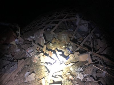 Російські окупанти вдарили по будинку у Вовчанську: з-під завалів дістали двох людей Російські окупанти вдарили по будинку у Вовчанську: з-під завалів дістали двох людей