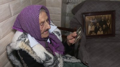 Копає картоплю, варить борщі й лає Путіна: як живе столітня Євгенія Сосновська з Рівненщини