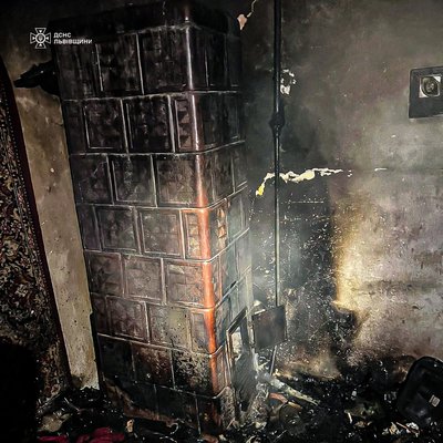 У Львові під час пожежі в житловому будинку надзвичайники врятували жінку У Львові під час пожежі в житловому будинку надзвичайники врятували жінку