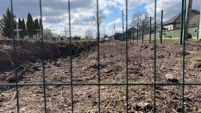 "Будинки за 30 метрів від могил": у селі на Чернігівщині люди вимагають від місцевої влади зупинити хаотичне поховання "Будинки за 30 метрів від могил": у селі на Чернігівщині люди вимагають від місцевої влади зупинити хаотичне поховання