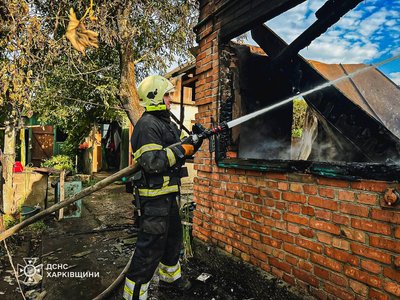 Внаслідок нічного удару РФ по Лозовій постраждала родина з шести людей. 10-річна дитина перебуває у тяжкому стані з опіками 40% тіла Внаслідок нічного удару РФ по Лозовій постраждала родина з шести людей. 10-річна дитина перебуває у тяжкому стані з опіками 40% тіла