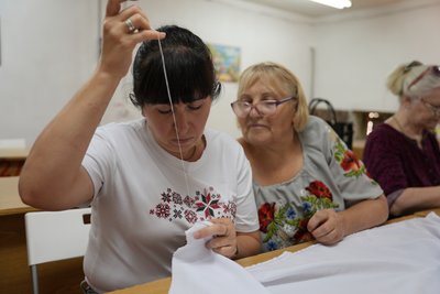 "Я не даю смерті забирати його": рідні зниклих безвісти та полонених вишивають "Рушник додому" "Я не даю смерті забирати його": рідні зниклих безвісти та полонених вишивають "Рушник додому"