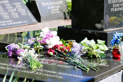 У Житомирі вшанували пам’ять жертв політичних репресій, а також підняли прапор кримськотатарського народу У Житомирі вшанували пам’ять жертв політичних репресій, а також підняли прапор кримськотатарського народу