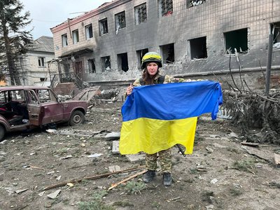 Вцілілий прапор у відділенні поліції у Лимані. Фото: поліція Донеччини / Telegram