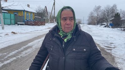 Без зв'язку, світла та під обстрілами: як живуть люди у Костобоброві на Чернігівщині за кілометр від кордону з РФ Без зв'язку, світла та під обстрілами: як живуть люди у Костобоброві на Чернігівщині за кілометр від кордону з РФ
