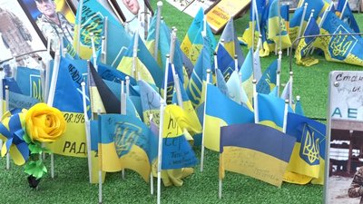 Два роки алеї пам’яті на майдані Корольова у Житомирі: встановили 316 прапорців Два роки алеї пам’яті на майдані Корольова у Житомирі: встановили 316 прапорців