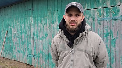 Поховали в одній могилі: на Чернігівщині попрощались з нареченими, які на мотоциклі підірвалися на міні Поховали в одній могилі: на Чернігівщині попрощались з нареченими, які на мотоциклі підірвалися на міні