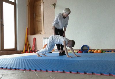 Чернівчанка Інна Іщенко працює із сином за методикою реабілітолога Сергій Боднаренка Чернівчанка Інна Іщенко працює із сином за методикою реабілітолога Сергій Боднаренка