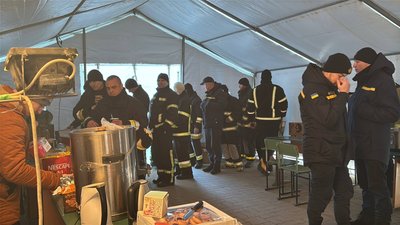Сьомий день гасять пожежу після обстрілу: волонтери в Бродах готують обіди для рятувальників Сьомий день гасять пожежу після обстрілу: волонтери в Бродах готують обіди для рятувальників