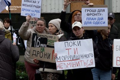 "Це — наше місто, це — наше серце": одесити розповіли про вчорашню атаку РФ та вийшли на пікет "Це — наше місто, це — наше серце": одесити розповіли про вчорашню атаку РФ та вийшли на пікет
