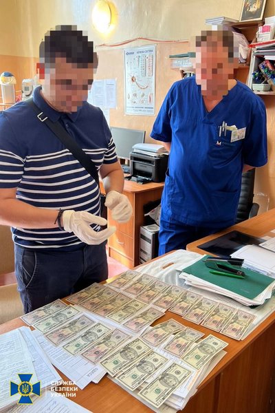 Обіцяли відстрочку від мобілізації: в Одесі затримали завідувача відділення та лікаря медзакладу — СБУ Обіцяли відстрочку від мобілізації: в Одесі затримали завідувача відділення та лікаря медзакладу — СБУ