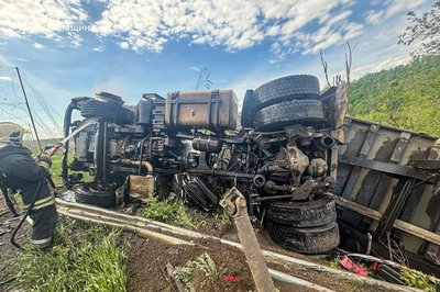 Рятувальник гасить пожежу пвля влучання FPV-дрона у фуру на кільцевій дорозі у Харкові 21 травня 2026 року Рятувальник гасить пожежу пвля влучання FPV-дрона у фуру на кільцевій дорозі у Харкові 21 травня 2026 року