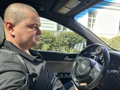 Кладе асфальт та керує автівкою: як військовий із Полтавщини після втрати рук адаптувався до життя Кладе асфальт та керує автівкою: як військовий із Полтавщини після втрати рук адаптувався до життя