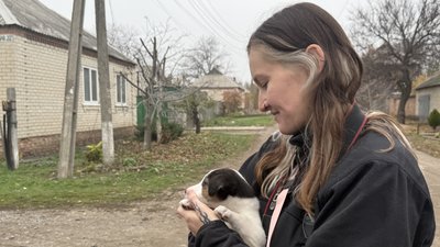 Рятувальниця UAnimals Ксенія тримає цуценя Тріксі Донецька область 9 листопада 2025 рік Рятувальниця UAnimals Ксенія тримає цуценя Тріксі Донецька область 9 листопада 2025 рік