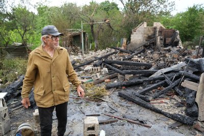 Житель Харкова Володимир Скольник на згарищі у своєму домоволодінні. Пожежа сталася через удар російського БпЛА 4 червня 2025 Житель Харкова Володимир Скольник на згарищі у своєму домоволодінні. Пожежа сталася через удар російського БпЛА 4 червня 2025