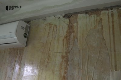 Струмки по стінах, тріщини та цвіль: як живуть мешканці столичного будинку, в який влучив дрон Струмки по стінах, тріщини та цвіль: як живуть мешканці столичного будинку, в який влучив дрон