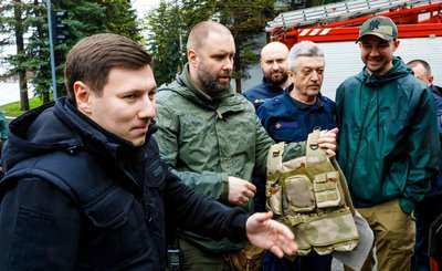 Олег Синєгубов, Олексій Красов, Павло Якименко передають допомогу рятувальникам Олег Синєгубов, Олексій Красов, Павло Якименко передають допомогу рятувальникам
