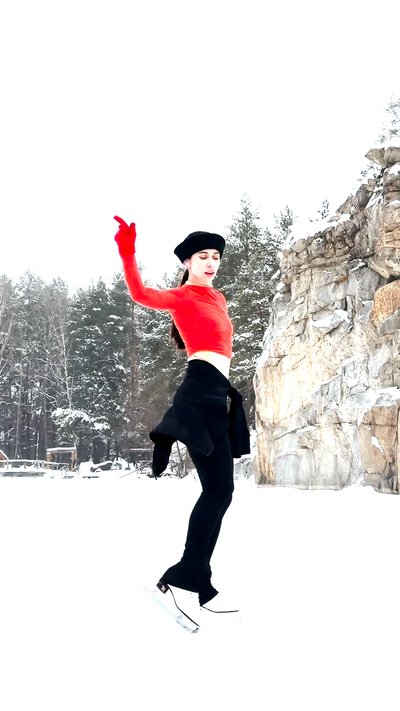 Ковзани завжди з собою: історія фігуристки, яка вийшла на лід після крижаного дощу у Житомирі Ковзани завжди з собою: історія фігуристки, яка вийшла на лід після крижаного дощу у Житомирі