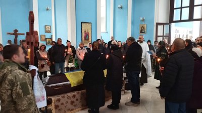 У кропивницькому гарнізонному храмі ПЦУ вперше відбувся чин похорону військового У кропивницькому гарнізонному храмі ПЦУ вперше відбувся чин похорону військового
