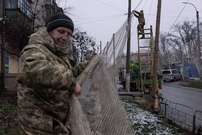 В Ізюмі натягують антидронові сітки В Ізюмі натягують антидронові сітки