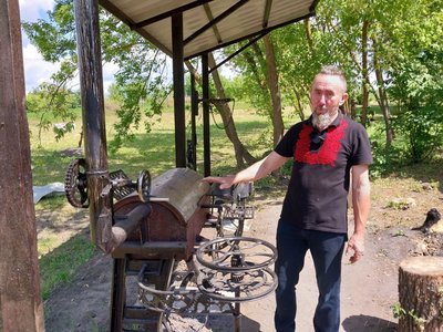 Світ після апокаліпсису: на Сумщині працює парк металевих монстрів Світ після апокаліпсису: на Сумщині працює парк металевих монстрів