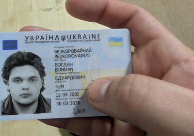 20 yaşındaki Boğdan işğal etilgen Qırımdan köçken soñ Ukrayina pasportını aldı 20 yaşındaki Boğdan işğal etilgen Qırımdan köçken soñ Ukrayina pasportını aldı