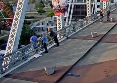 Джон Бон Джові вмовляє жінку не стрибати з моста в Нешвіллі Джон Бон Джові вмовляє жінку не стрибати з моста в Нешвіллі