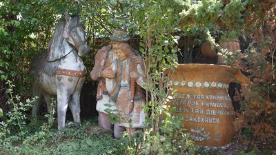 Інсталяція гуцульської пари, кінь, криниця, садиба Олексія Бондаренка, село Рунгури, Івано-Франківщина Інсталяція гуцульської пари, кінь, криниця, садиба Олексія Бондаренка, село Рунгури, Івано-Франківщина