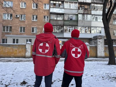 У Сумах безпілотник поцілив біля проїжджої частини У Сумах безпілотник поцілив біля проїжджої частини