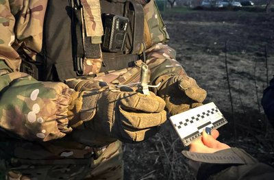 Висмикнув кільце та тікав: на Черкащині затримали чоловіка, що погрожував підірвати гранату Висмикнув кільце та тікав: на Черкащині затримали чоловіка, що погрожував підірвати гранату