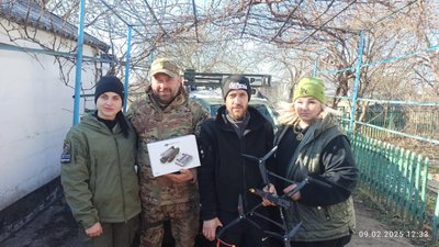 Ліворуч волонтерка Оксана Боднарук, поруч з нею воїн "Пекар" та скраю праворуч Ольга Гарасим'юк Ліворуч волонтерка Оксана Боднарук, поруч з нею воїн "Пекар" та скраю праворуч Ольга Гарасим'юк