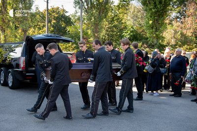 «Сам залишився на містку»: в Одесі попрощалися з капітаном Олексієм Сідоруком, який загинув після удару дрона «Сам залишився на містку»: в Одесі попрощалися з капітаном Олексієм Сідоруком, який загинув після удару дрона