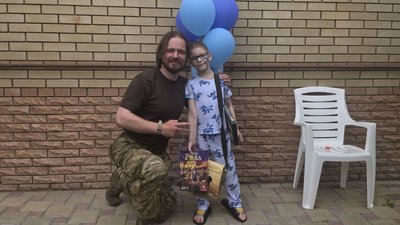 хлопець з військовим хлопець з військовим