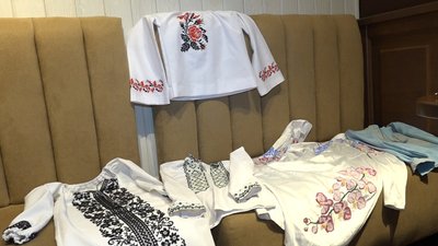 Вишиває на зустрічах і в чергах: історія житомирянки про своє захоплення Вишиває на зустрічах і в чергах: історія житомирянки про своє захоплення