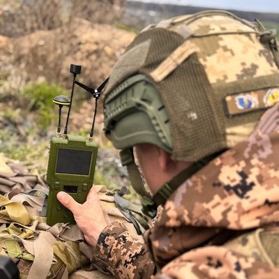 Військові під час збиття дронів використовують "Дзигу" – це допоміжний засіб для кращого виявлення безпілотників Військові під час збиття дронів використовують "Дзигу" – це допоміжний засіб для кращого виявлення безпілотників