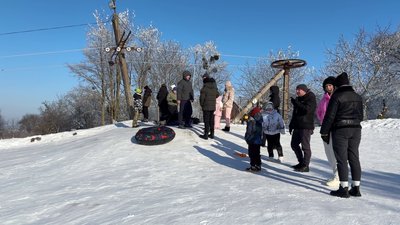 Відпочивальники на гірці Відпочивальники на гірці