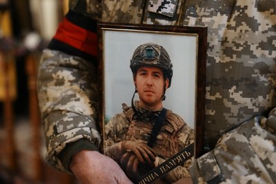 У Сумах поховали двох військових: Іллю Біланенка та Андрія Ніколаєнка У Сумах поховали двох військових: Іллю Біланенка та Андрія Ніколаєнка
