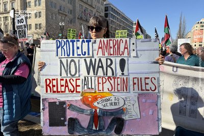 Під Білим домом пройшли мітинги за і проти вторгнення США до Ірану Під Білим домом пройшли мітинги за і проти вторгнення США до Ірану