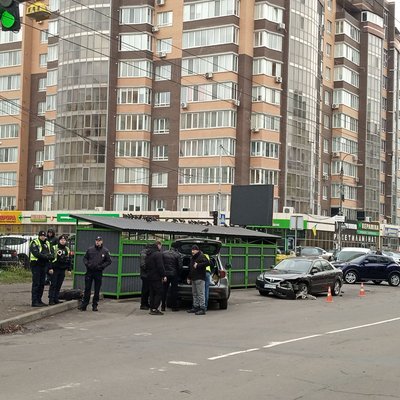 У Хмельницькому автомобіль на швидкості влетів в зупинку: є загиблі У Хмельницькому автомобіль на швидкості влетів в зупинку: є загиблі