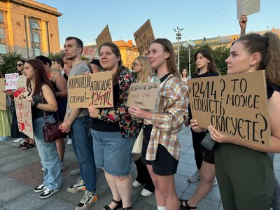Черкасці зібралися на акцію протесту через обмеження повноважень НАБУ І САП Черкасці зібралися на акцію протесту через обмеження повноважень НАБУ І САП